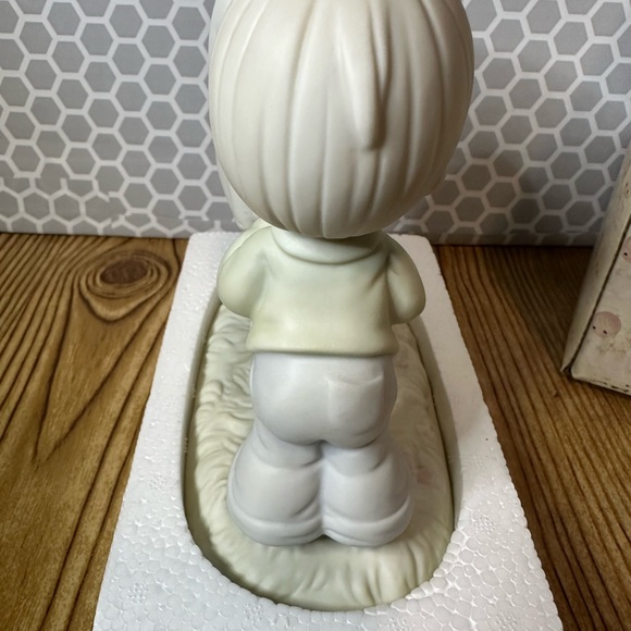 Precious Moments: Sealed With a Kiss! Like New Condition! - Picture 3 of 6